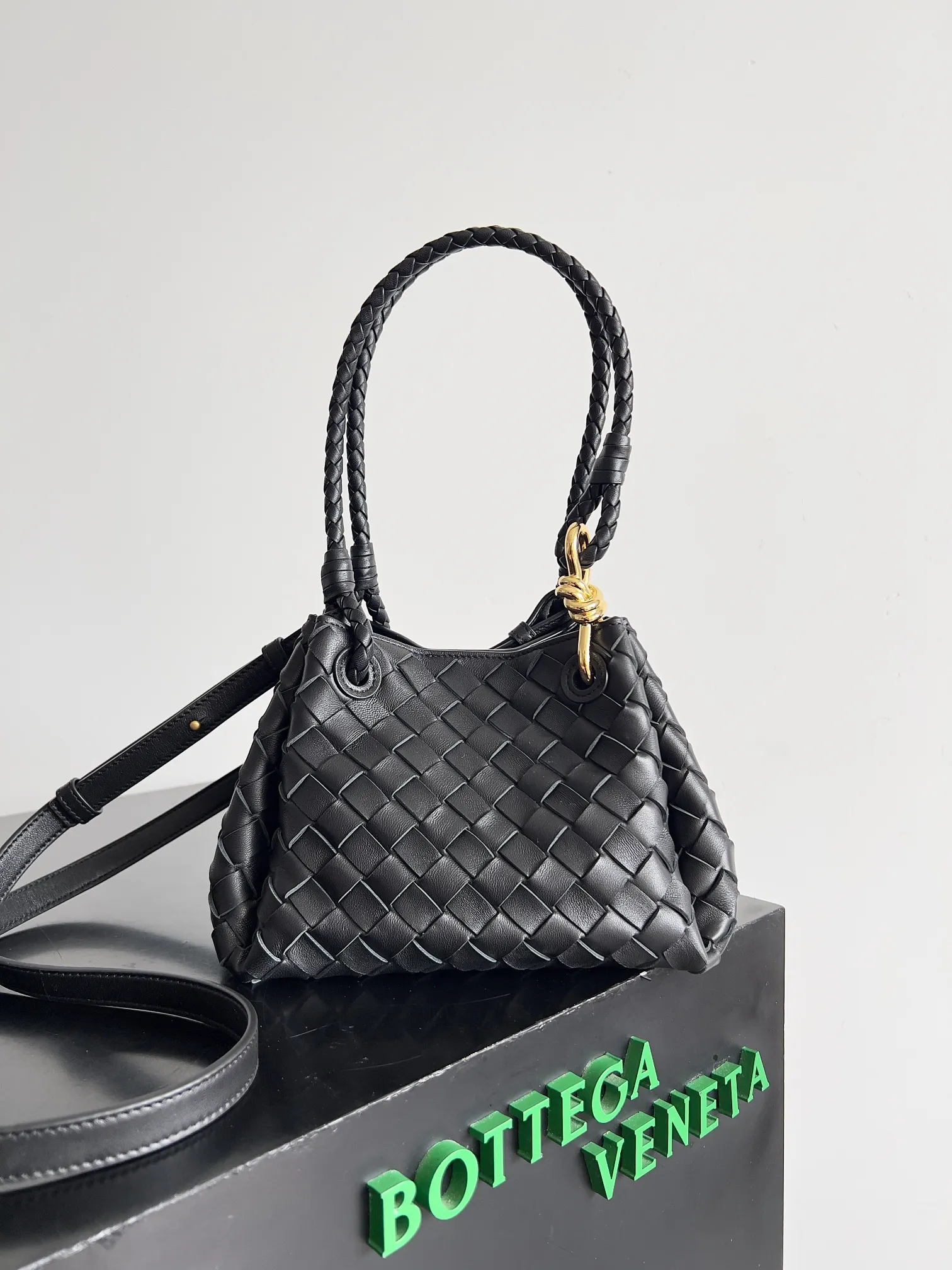 Batch 1760 BV home is new! Andiamo combines the Bottega Veneta archive parachute handbag to inherit retro elements and integrate modern trends. The same style as Shu Qi's in Beijing Night. It is a continuation of the classic bag. It has three functions: hand carry, shoulder and cross-body. It is embellished with metal brass knot buckles. It is small and has an amazing capacity. It can easily hold sunglasses in a box / small bottle of water / powder powder / charger and other daily necessities when going out. The upper body is versatile. Style number: 796569 Size: 21*17*16.5cm
